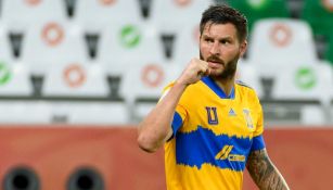 Gignac subastará balones hechos por artesanos huicholes para ayudar a niños de Nuevo León