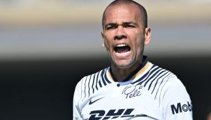 Dani Alves en lamento en partido con Pumas