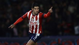 Guzmán celebra el primer gol que anotó con Chivas