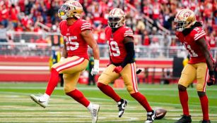 Jugadores de los 49ers festejan una acción