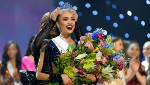 R'Bonney en su coronación de Miss Universo 