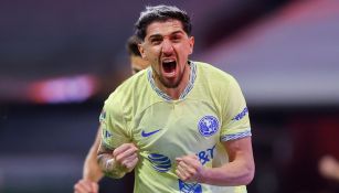 Diego Valdés celebra un gol con América