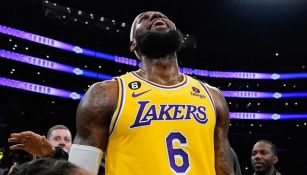 LeBron James celebra después de pasar a Kareem Abdul-Jabbar