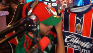 TheGrefg presume jersey de las Chivas en transmisión de Twitch