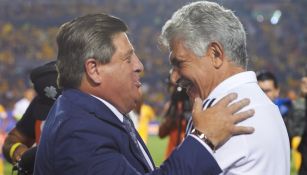 Miguel Herrera saluda al Tuca Ferretti previo a un partido 