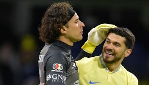 Henry festeja con Guillermo Ochoa