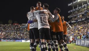 Henry Martín celebrando gol con el América 