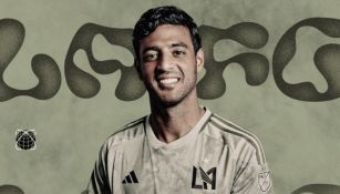 Carlos Vela presentando el nuevo jersey del LAFC