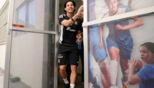 Diego Lainez saludando a fans de Tigres