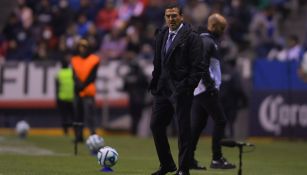 Joaquín Moreno dirigiendo a Cruz Azul ante Puebla