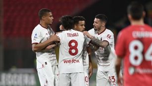 El Milán celebrando el gol del triunfo con Junior Messias