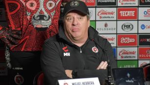 Miguel Herrera siendo presentado con Xolos