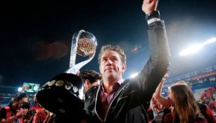 Irarragorri celebrando el bicampeonato con los Rojinegros del Atlas