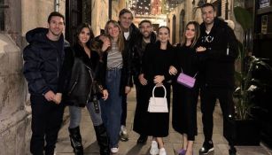 Messi y su esposa junto a sus excompañeros del FC Barcelona