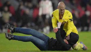 Marko Dimitrovic sometió a un aficionado tras atacarlo al finalizar el encuentro ante PSV