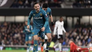 Sarabia celebra el gol del Wolves luego de la asistencia de Raúl Jiménez