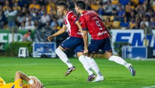 Chivas le metió dos goles a Tigres en el primer tiempo