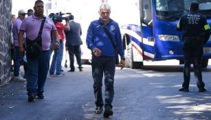 Tuca Ferretti llegando al Estadio Azteca para su primer partido con Cruz Azul