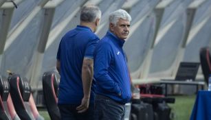 El entrenador de Cruz Azul podría ser sancionado por fumar en el Estadio Azteca