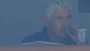Tuca Ferretti fumando en el Estadio Azteca