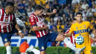 Daniel Ríos anotando ante Tigres