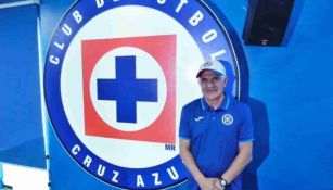 Tuca Ferretti en presentación con Cruz Azul