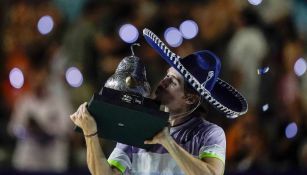 Alex de Miñaur besa su trofeo en el Abierto de México