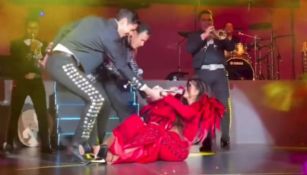 Ana Bárbara sufrió caída en su concierto