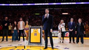 Paul Gasol habla durante la ceremonia de retiro de su camiseta