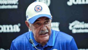 Ferretti en una rueda de prensa como entrenador de Cruz Azul