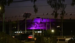 Estadio Olímpico Universitario con ilimuniaria morada