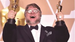 Guillermo del Toro con sus dos estatuillas