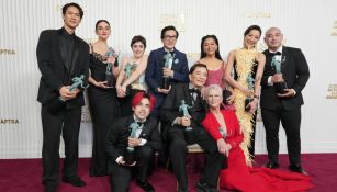 Elenco de "Everything Everywhere All at Once" posan con el Premio del Sindicato de Actores de la Pantalla