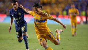 Diego Lainez en duelo con Tigres