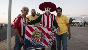 Afición de América y Chivas hacen retas de baile previo al Clásico Nacional