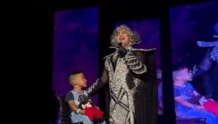 Amanda Miguel cantó "Castillos" en concierto con 'Chuchito', el niño que se hizo viral