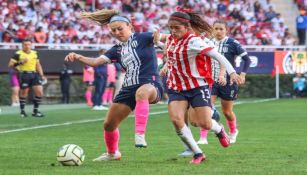 Karol Bernal y Joseline Montoya disputan el balón