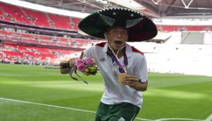 Chatón Enríquez posando con su medalla de oro en Londres 2010