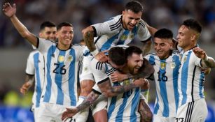 Messi y sus compañeros celebran el gol 800 del astro argentino