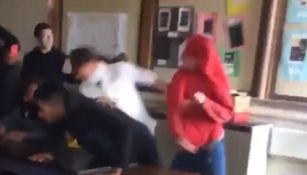 VIDEO: Alumno 'heroicamente' defiende a su maestra que fue agredida por otro estudiante