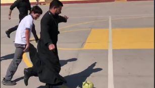 Cura 'emula' a Cristiano Ronaldo en reta de colegio católico