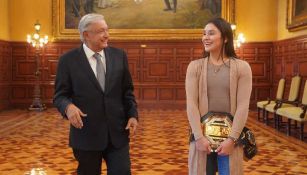 AMLO recibe a la campeona de UFC Alexa Grasso en el Palacio Nacional