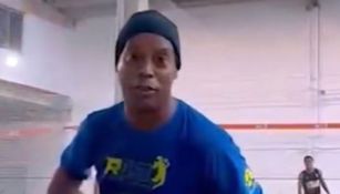 VIDEO: Ronaldinho se luce a sus 43 años en juego de fut-voley