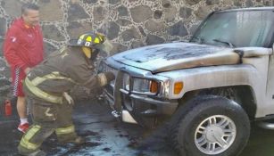 Adame observa laborar a los bomberos