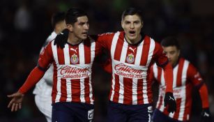 Ronaldo Cisneros y Víctor Guzmán celebrando un gol de Chivas ante Pumas