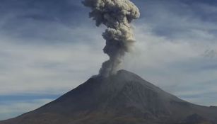 Volcán Popocatépetl este 30 de marzo emitiendo una nube de ceniza