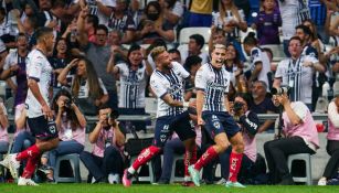 Jugadores del Monterrey celebrando uno de los goles de Germán Berterame