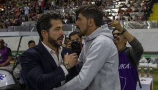 Benjamín Mora y Veljko Paunovic antes del encuentro entre Atlas y Chivas