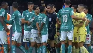 Momento en el que el arbitro golpea al jugador de León