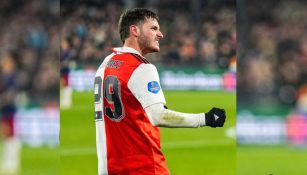 Santi Giménez festejando su gol ante el Ajax en la Copa de Países Bajos